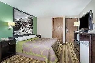 Super 8 By Wyndham River Hotel
