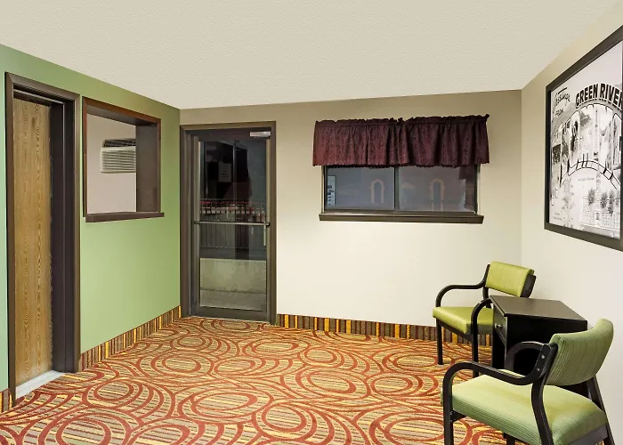 Super 8 By Wyndham River Hotel