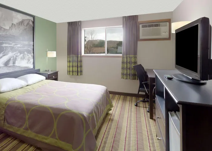 Super 8 By Wyndham River 2*